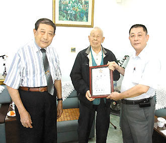 台湾93岁老人捐出近半积蓄帮助孤儿